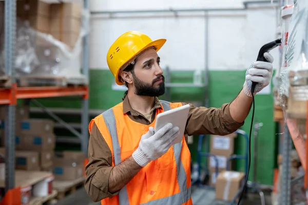 Ernstige Jonge Bebaarde Man Hardhat Handschoenen Scannen Code Van Item — Stockfoto