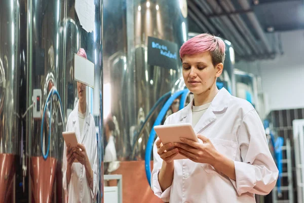 Joven Mujer Cervecera Experta Whitecoat Mirando Los Datos Pantalla Tableta —  Fotos de Stock