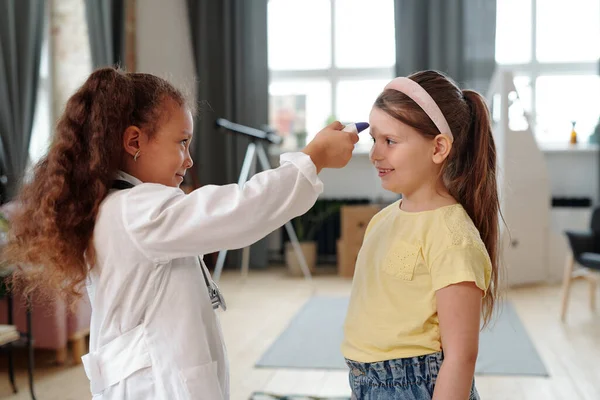 Duas Meninas Brincando Hospital Menina Casaco Branco Examinando Pequeno Paciente — Fotografia de Stock