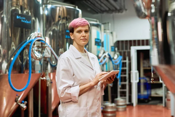 Joven Cervecera Femenina Seria Experta Whitecoat Mirándote Mientras Utilizas Tableta —  Fotos de Stock