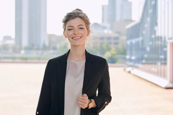 Young Smiling Blond Businesswoman Formalwear Standing Front Camera Cityscape Group — Stock Photo, Image