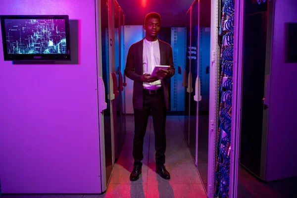 Σοβαρός Νεαρός Αφροαμερικανός Μηχανικός Δικτύων Στη Ζακέτα Χρησιμοποιώντας Ταμπλέτα Ενώ — Φωτογραφία Αρχείου