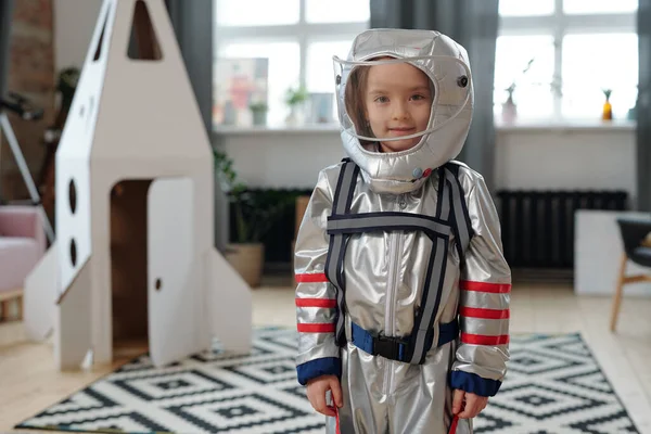 Retrato Niña Traje Astronauta Sonriendo Cámara Mientras Juega Habitación — Foto de Stock