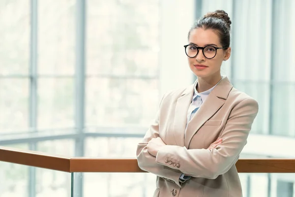 Porträtt Innehåll Ung Affärskvinna Glasögon Stående Med Korsade Armar Mot — Stockfoto