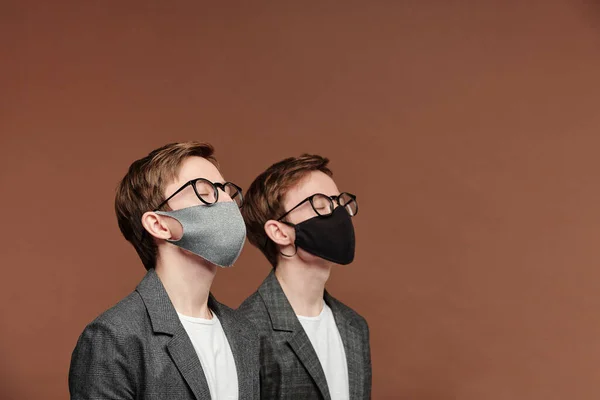 배경에 호흡을 시도하는 마스크와 안경의 쌍둥이의 — 스톡 사진
