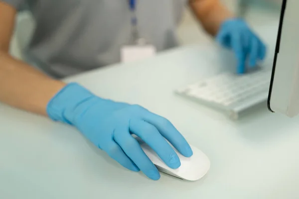 Close Unrecognizable Nurse Blue Gloves Sitting Desk Using Computer Mouse — Stock Photo, Image