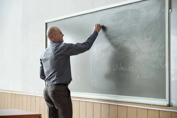 Plešatý Profesor Univerzity Chytré Casualwear Stojící Před Tabulí Psaní Algebraické — Stock fotografie