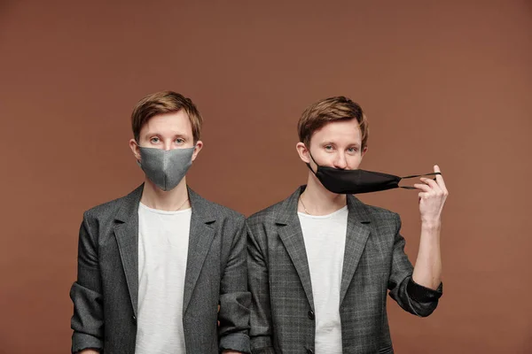 Retrato Hermanos Guapos Trajes Grises Elegantes Posando Máscaras Sobre Fondo — Foto de Stock