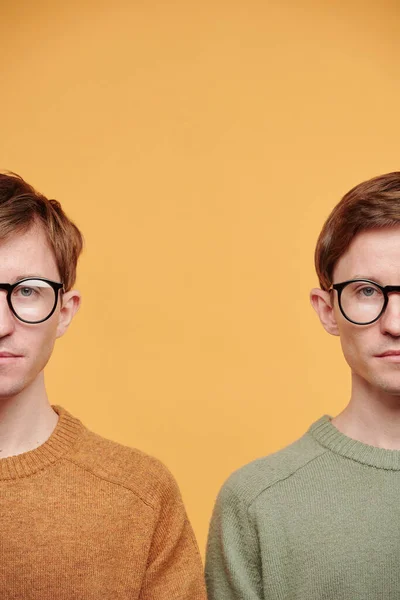 Mitad Caras Preadolescentes Gafas Suéteres Brillantes Pie Sobre Fondo Naranja — Foto de Stock