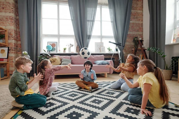 Group Friends Sitting Floor Playing Ball Together Room — Stock Photo, Image