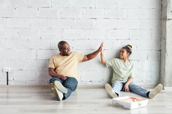 Glückliches Teenie Mädchen Freizeitkleidung Und Ihr Vater Geben Einander High — Stockfoto