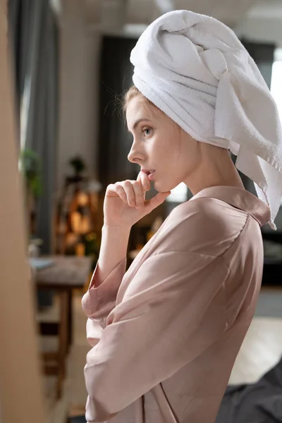 Jeune Femme Robe Chambre Faisant Préparation Matin Maison — Photo