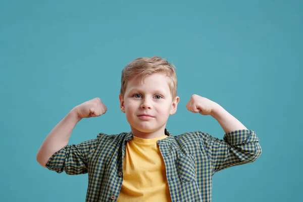 Porträtt Söt Liten Pojke Med Blont Hår Tittar Kameran Och — Stockfoto