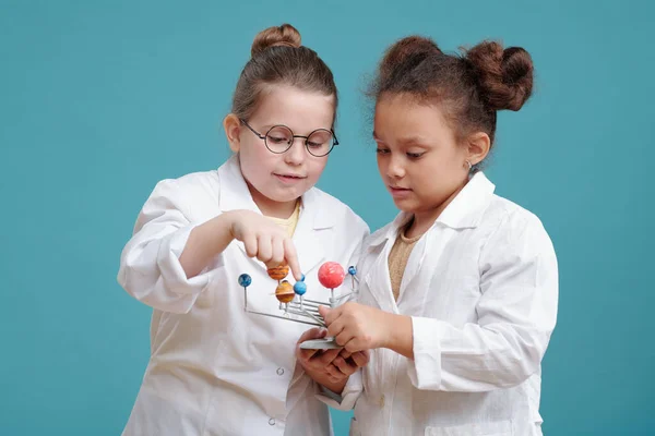 Zwei Kleine Chemiker Weißen Kittel Untersuchen Gemeinsam Chemische Formel Vor — Stockfoto