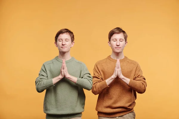 Calma Joven Pelirroja Preadolescentes Suéteres Casuales Centrados Pensamientos Meditando Con — Foto de Stock