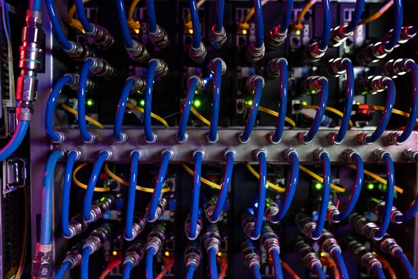Hintergrundbild Blauer Miteinander Verbundener Drähte Die Serverausrüstung Datenbankserver Eingeschaltet Werden — Stockfoto