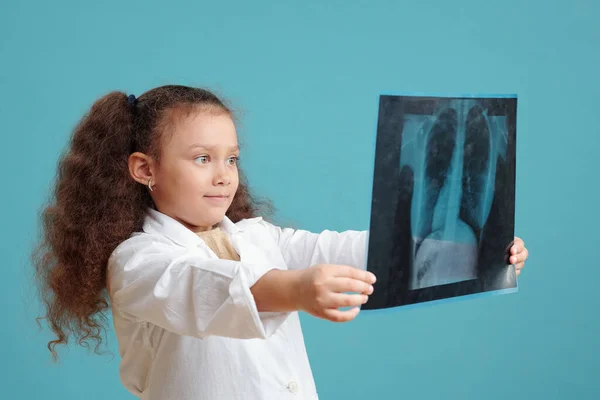 Κοριτσάκι Σγουρά Μαλλιά Που Εξετάζει Ακτινογραφία Στα Χέρια Του Στέκεται — Φωτογραφία Αρχείου