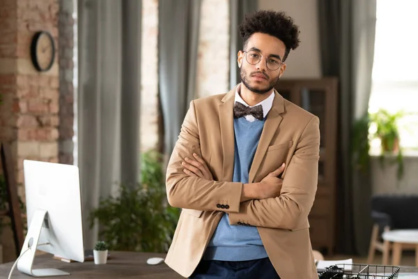 Retrato Confiante Gerente Afro Americano Com Barba Com Braços Cruzados — Fotografia de Stock