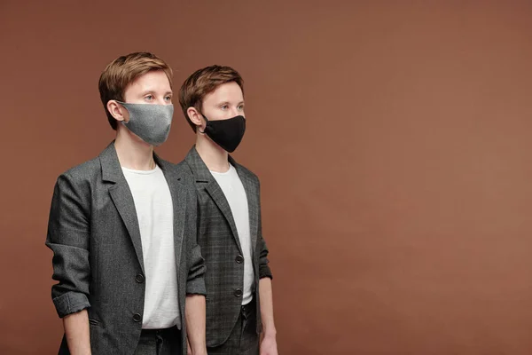 Rij Van Ernstige Jonge Tweens Grijze Pakken Staan Gezichtsmaskers Tegen — Stockfoto