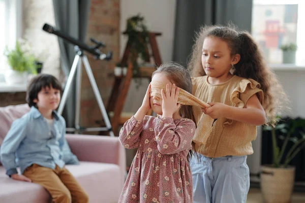 Groep Kinderen Spelen Samen Verstoppertje Kamer Thuis — Stockfoto