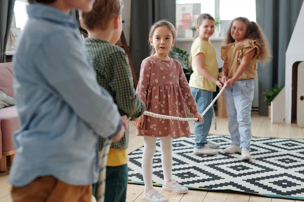 Groep Kinderen Trekken Aan Het Touw Tijdens Het Spel Woonkamer — Stockfoto