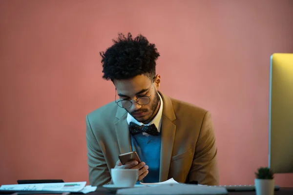 Ennuyeux Jeune Gestionnaire Course Mixte Avec Les Cheveux Bouclés Assis — Photo