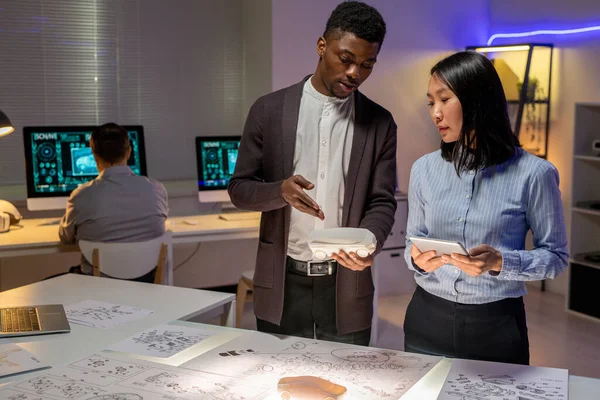 Zelfverzekerde Afro Amerikaanse Ontwerper Wijst Naar Maquette Tijdens Het Bespreken — Stockfoto