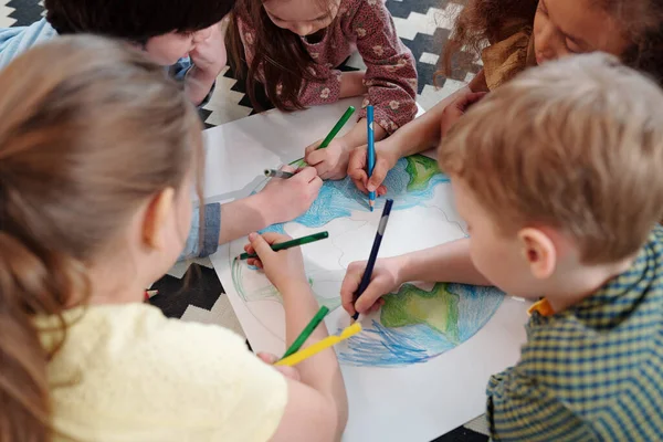 Grupo Niños Sentados Mesa Dibujando Cuadro Con Lápices Colores Juntos —  Fotos de Stock