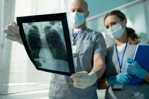 View Thoughtful Surgeon Scrubs Gloves Discussing Lung Ray Image Assistant — Stock Photo, Image