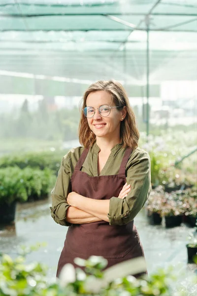 Gelukkig Volwassen Vrouwelijke Tuinman Bril Schort Kruising Armen Door Borst — Stockfoto