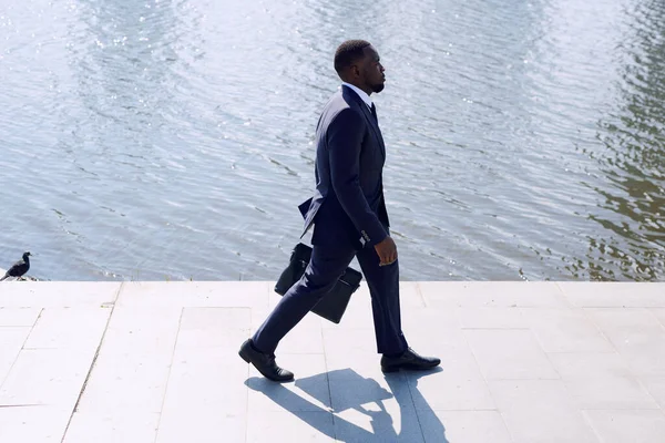 Νέοι Κομψό Επιχειρηματίας Σκούρο Μπλε Κοστούμι Κινείται Κάτω Πεζοδρόμιο Μπροστά — Φωτογραφία Αρχείου