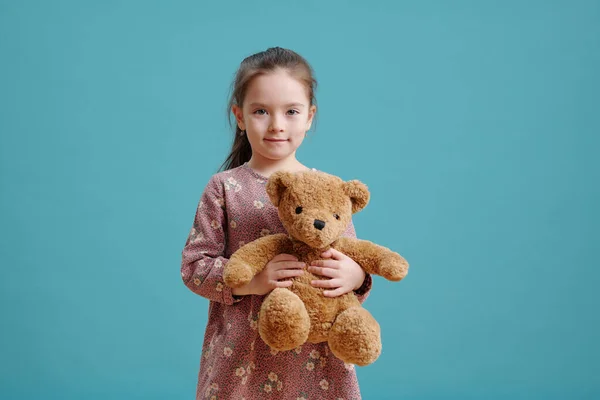 Portret Van Klein Meisje Met Teddybeer Kijkend Naar Camera Tegen — Stockfoto