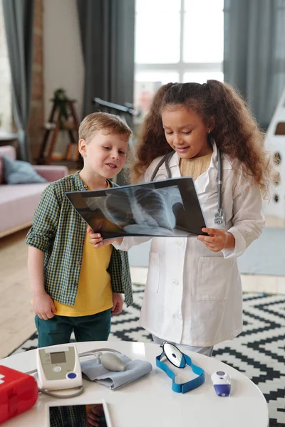 Δύο Παιδιά Που Εξετάζουν Την Ακτινογραφία Μαζί Κατά Διάρκεια Του — Φωτογραφία Αρχείου