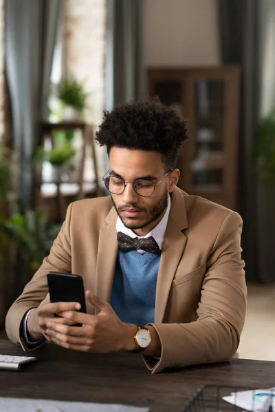 Sérieux Élégant Jeune Homme Affaires Mixte Avec Afro Coiffure Portant — Photo