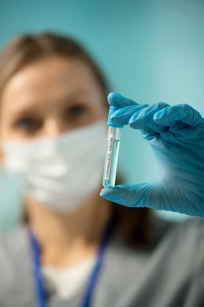 Närbild Kvinnliga Sjuksköterskor Blå Handske Anläggning Provrör Coronavirus Vaccin Förberedelse — Stockfoto