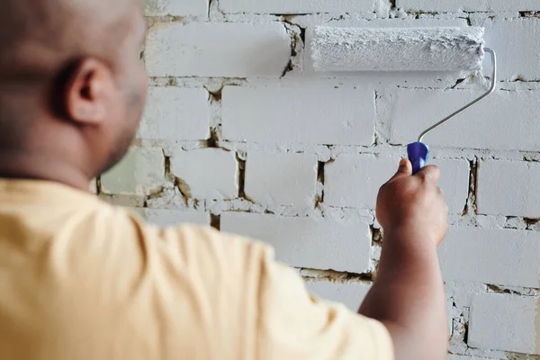 Mão Jovem Homem Africano Camiseta Bege Segurando Paintroller Enquanto Estava — Fotografia de Stock