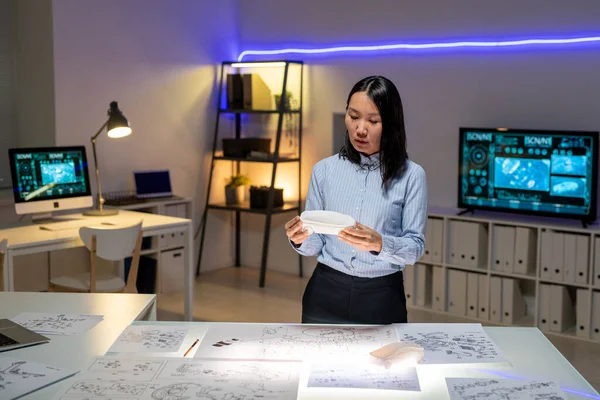 Formalite Icabı Giyinmiş Genç Asyalı Kadın Ofiste Araba Tasarımı Yaparken — Stok fotoğraf