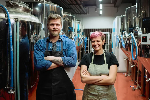 Dwóch Szczęśliwych Pracowników Fabryki Piwa Średnim Wieku Fartuchach Przechodzących Ramię — Zdjęcie stockowe