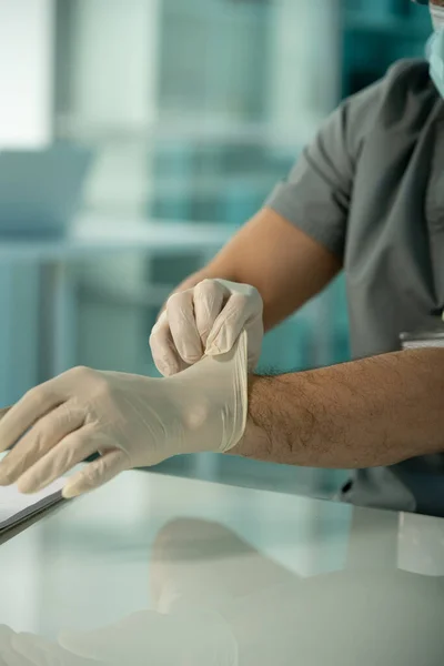 Close Van Onherkenbaar Medisch Onderzoeker Die Aan Tafel Zit Handschoenen — Stockfoto