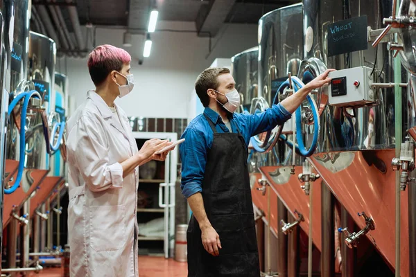 Joven Mujer Experta Cervecería Trabajadora Masculina Máscaras Protectoras Probando Nuevos —  Fotos de Stock