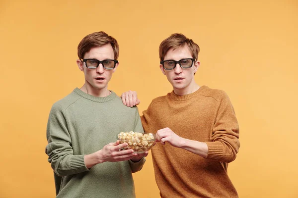 Portret Zszokowanych Nastolatków Swetrach Goglach Jedzących Popcorn Podczas Oglądania Filmu — Zdjęcie stockowe