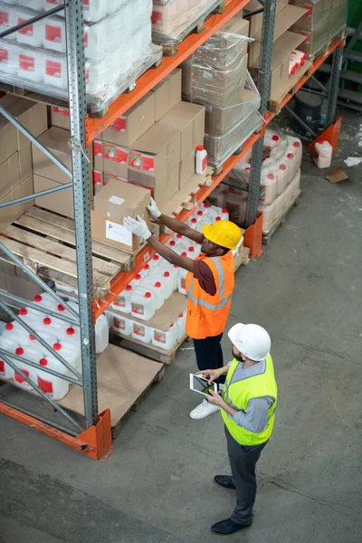 Africano Americano Armazém Trabalhador Hardhat Colocando Caixa Prateleira Sob Controle — Fotografia de Stock