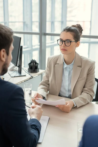 Grave Giovane Donna Con Capelli Panino Seduto Tavola Analizzare Contratto — Foto Stock