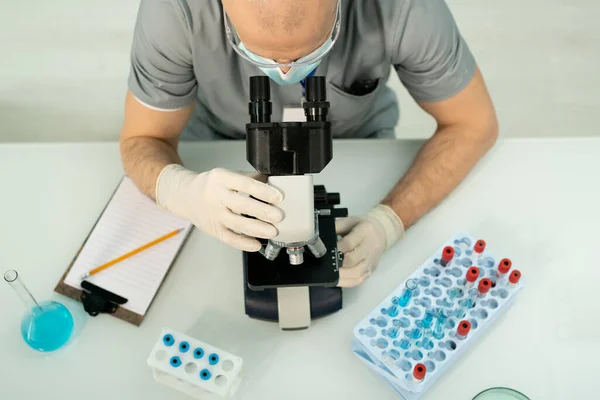 Vue Dessus Employé Chauve Laboratoire Portant Des Gants Assis Table — Photo