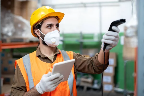 Umtriebiger Lagerarbeiter Gesichtsmaske Und Handschuhen Mit Digitalem Tablet Beim Scannen — Stockfoto
