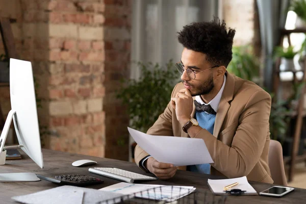 Joven Gerente Afroamericano Ocupado Con Barba Sentada Escritorio Comparando Datos — Foto de Stock