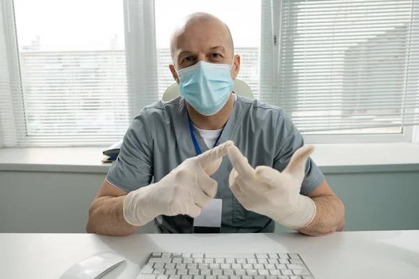 Retrato Del Médico Calvo Mediana Edad Con Máscara Guantes Sentado — Foto de Stock