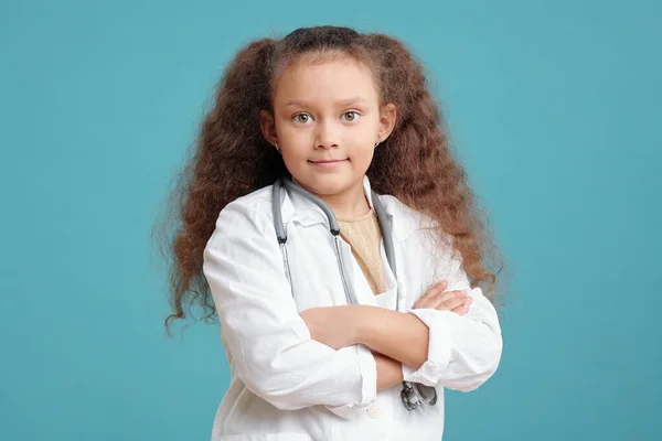 Retrato Menina Com Cabelo Encaracolado Casaco Médico Com Braços Cruzados — Fotografia de Stock