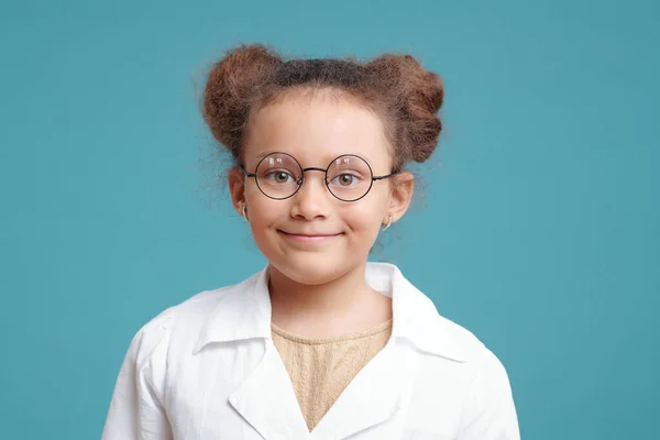 Retrato Menina Bonito Óculos Sorrindo Para Câmera Contra Fundo Azul — Fotografia de Stock