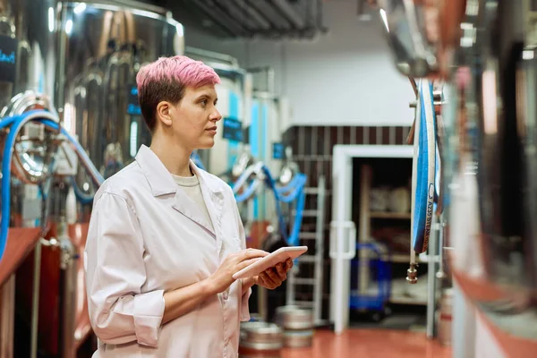 Giovane Esperta Birreria Femminile Whitecoat Inserendo Dati Tablet Mentre Guardando — Foto Stock